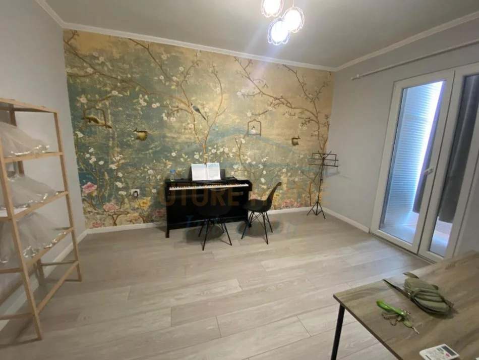 Tirane, jap me qera ambjent biznesi Kati 2, 92 m² 750 € 