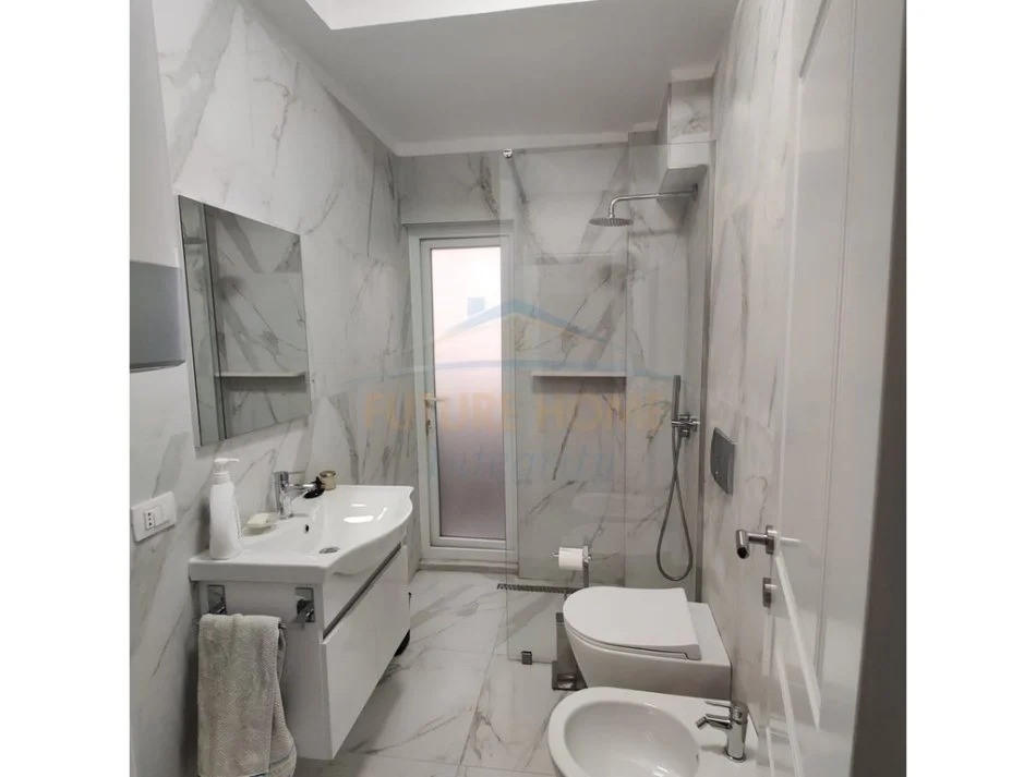 Tirane, jap me qera ambjent biznesi Kati 2, 92 m² 750 € 