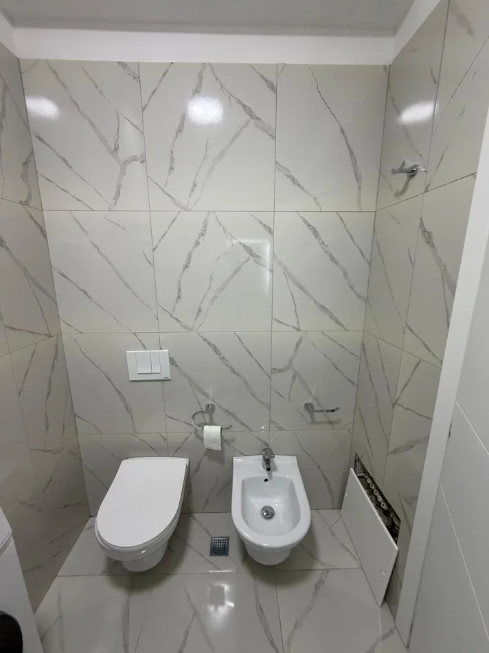 Tirane, jepet me qera 1+1 Kati 5, 75 m² 490 € 