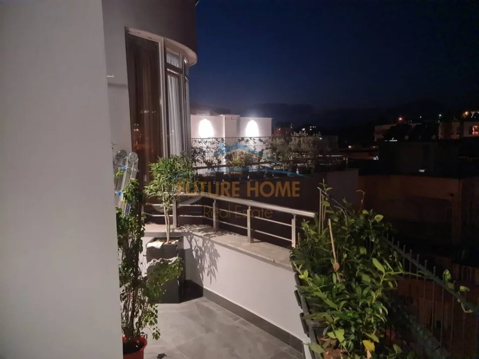 Tirane, jepet me qera apartament 3+1 Kati 7, 135 m² 600 € 