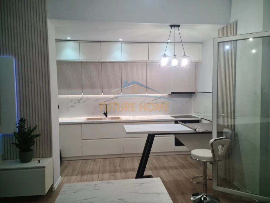 Tirane, jepet me qera apartament 3+1 Kati 7, 135 m² 600 € 