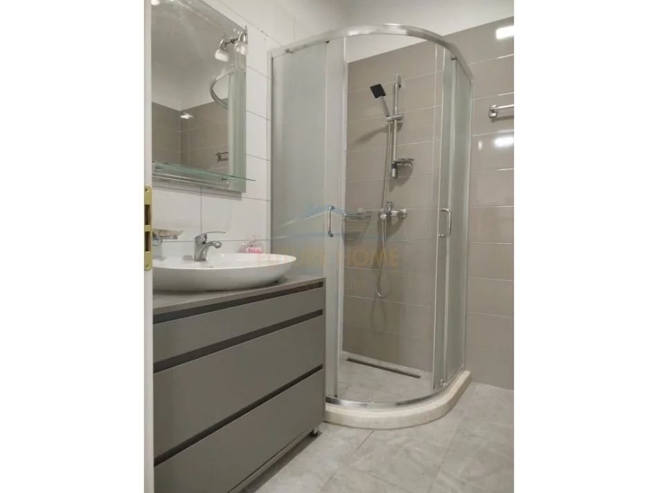 Tirane, jepet me qera apartament 1+1+Ballkon Kati 1, 70 m² 550 € (Ish Parku i Autobuzave)