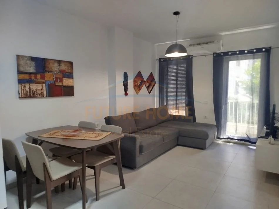 Tirane, jepet me qera apartament 1+1+Ballkon Kati 1, 70 m² 550 € (Ish Parku i Autobuzave)