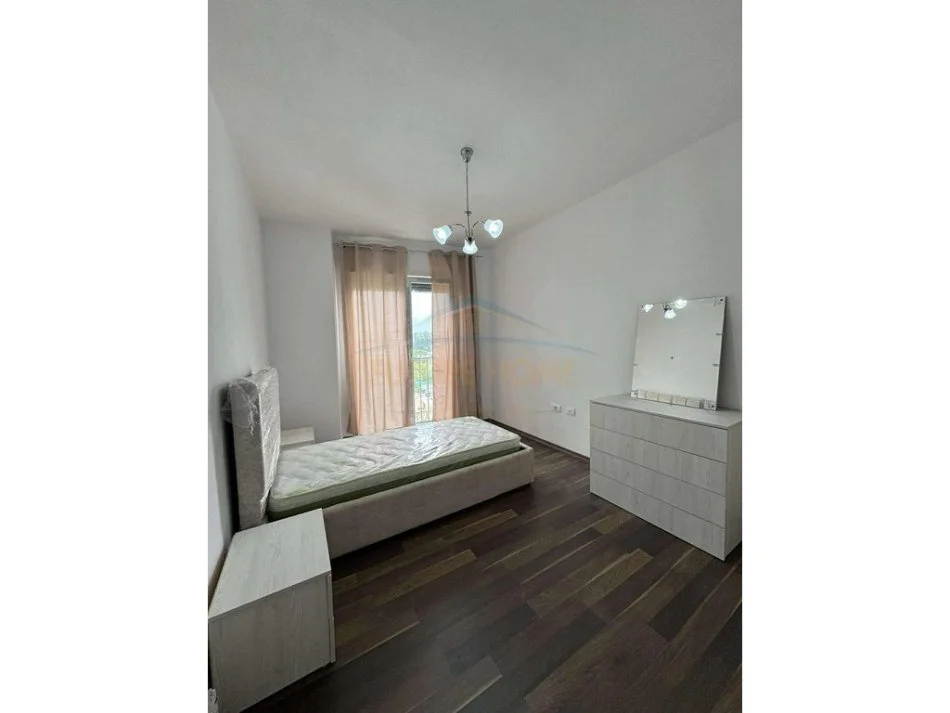 Tirane, jepet me qera apartament 2+1+Ballkon Kati 3, 88 m² 500 € (Unaza e Re)