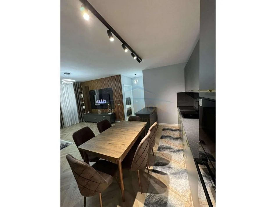 Tirane, jepet me qera apartament 1+1+Ballkon Kati 4, 90 m² 420 € 