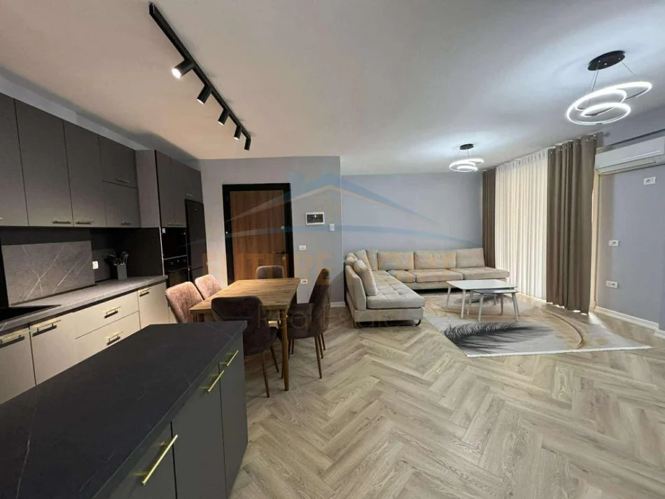 Tirane, jepet me qera apartament 1+1+Ballkon Kati 4, 90 m² 420 € 