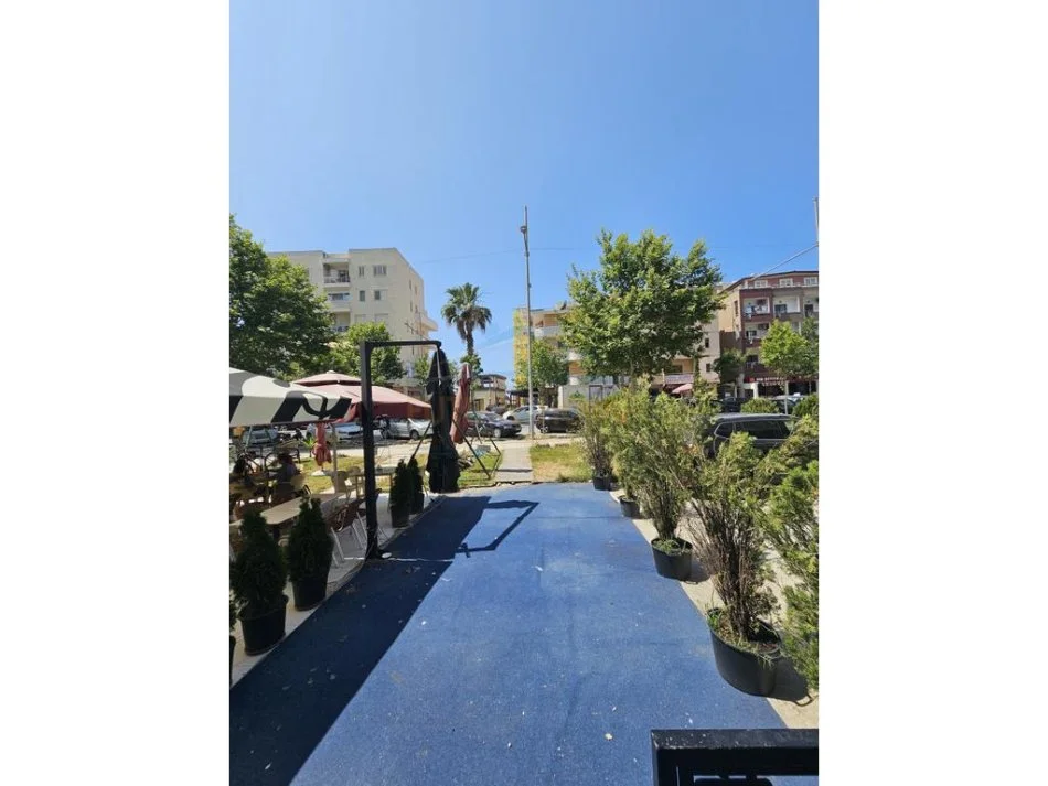Durres, jepet me qera bar-kafe Kati 0, 84 m² 500 € (Rrota e Kuqe)