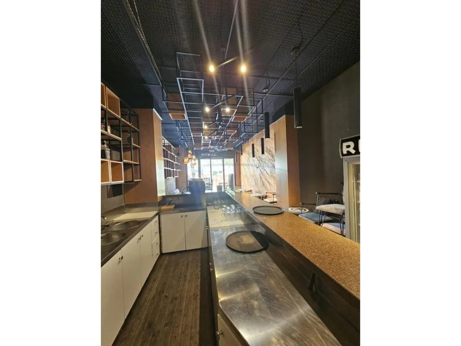 Durres, jepet me qera bar-kafe Kati 0, 84 m² 500 € (Rrota e Kuqe)