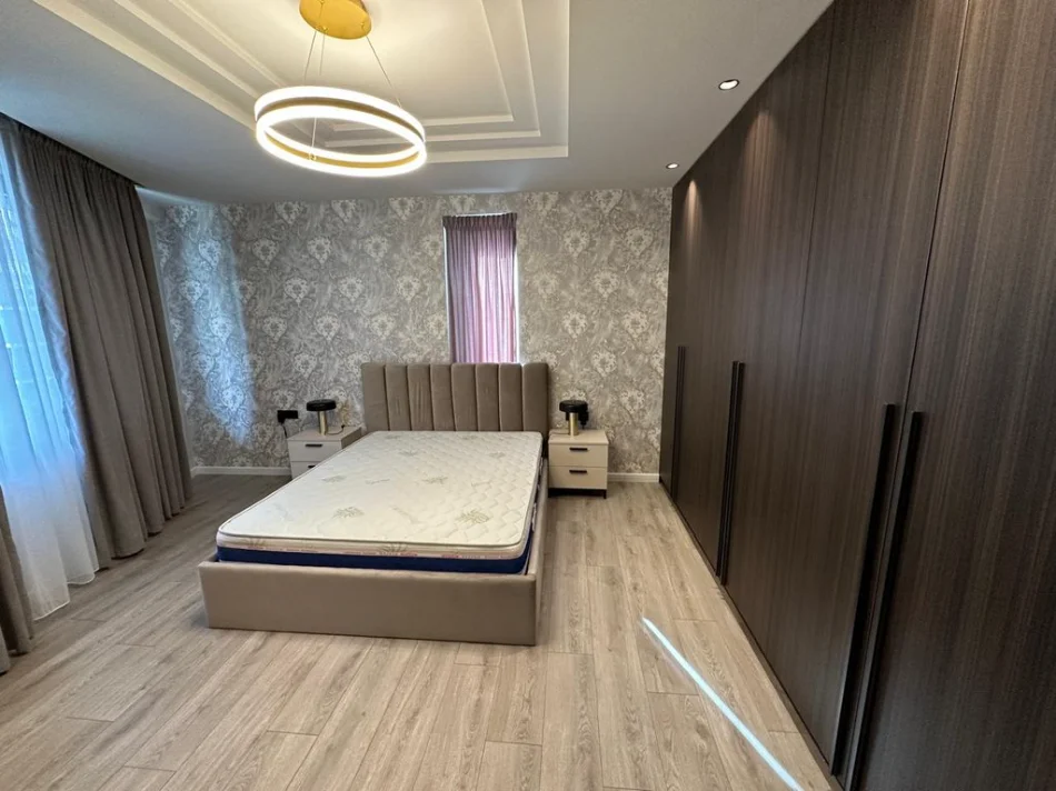 Tirane, jepet me qera apartament 2+1+Ballkon , 130 m² 1.200 € (Selvia)