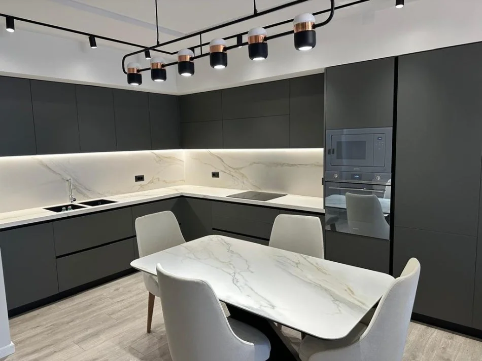 Tirane, jepet me qera apartament 2+1+Ballkon Kati 6, 130 m² 1.200 € (Selvia)