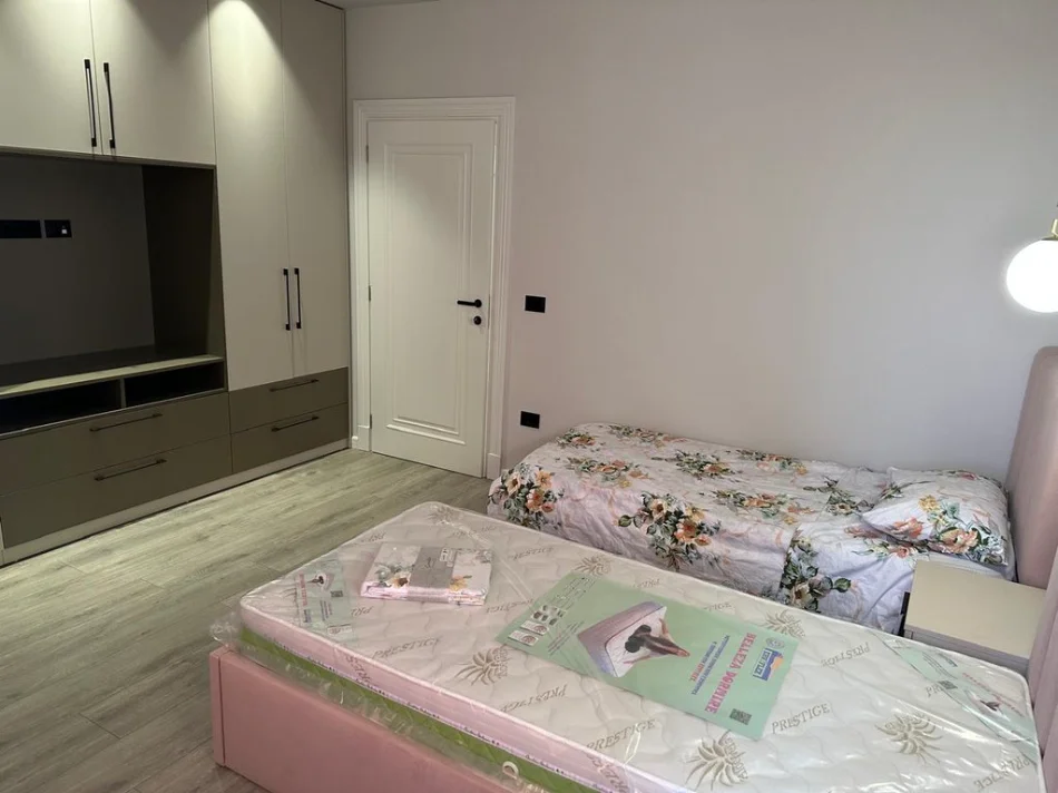 JEPET ME QERA APARTAMENT 2+1+POST PARKIMI, TEK SELVIA, PRANE VILA GOLD