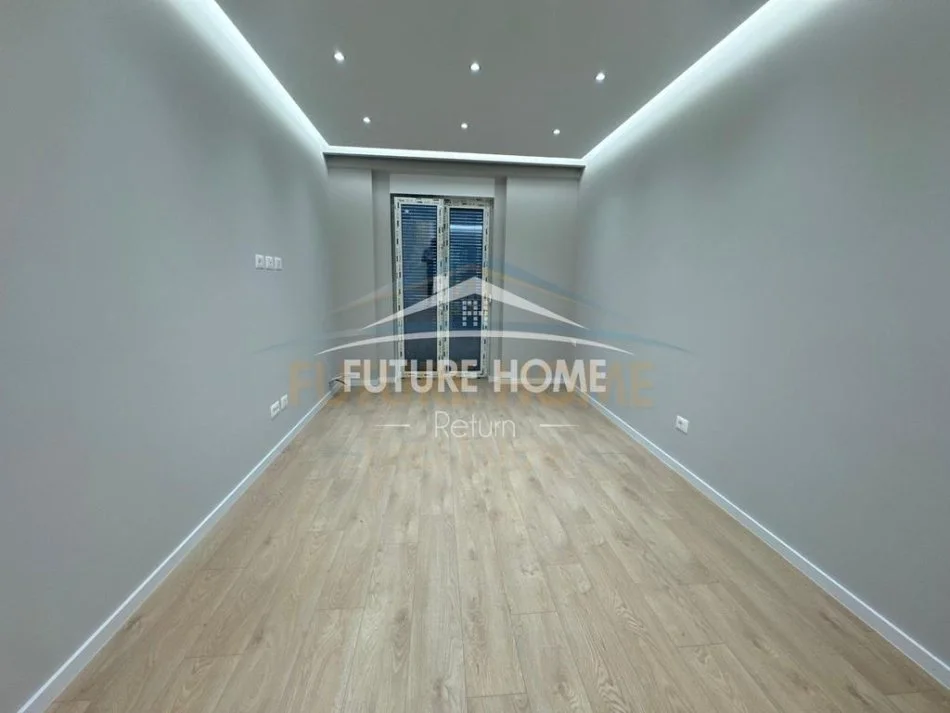 Tirane, jepet me qera ambjent biznesi Kati 3, 152 m² 700 € (Jordan Misja)