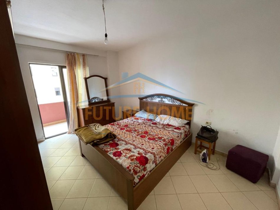 Tirane, jepet me qera apartament 1+1 Kati 3, 85 m² 300 € (Porcelan , pranë zjarrfikëses.)