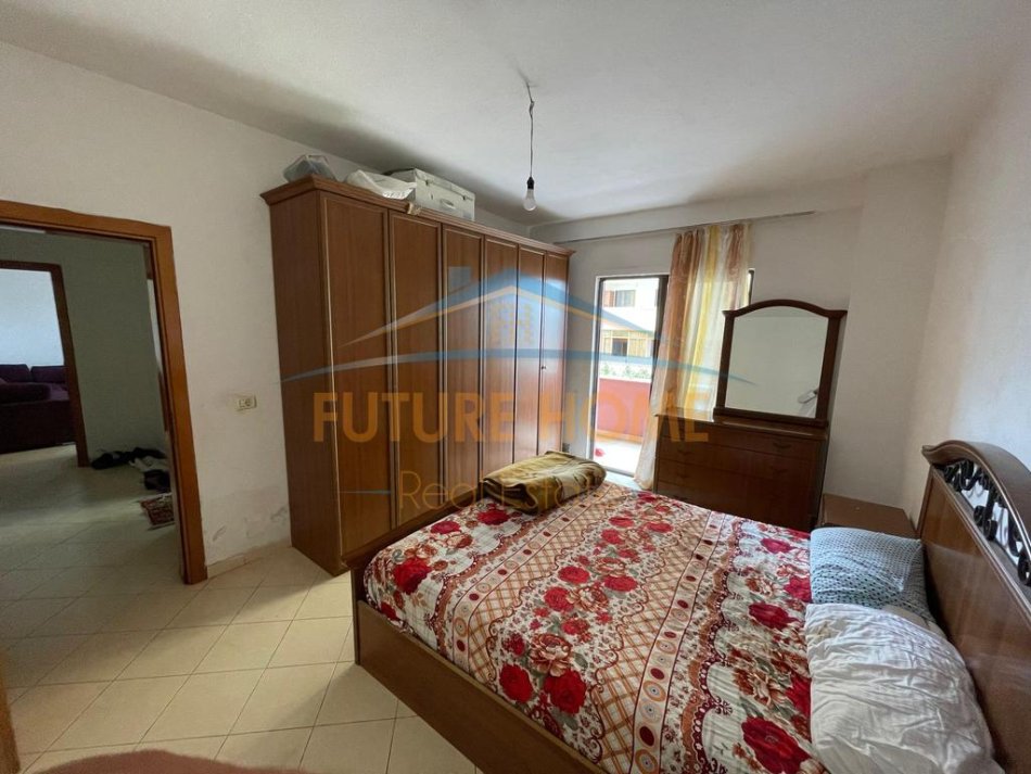 Tirane, jepet me qera apartament 1+1 Kati 3, 85 m² 300 € (Porcelan , pranë zjarrfikëses.)