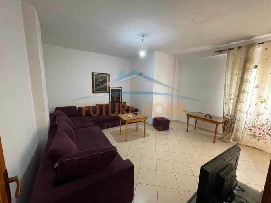 Tirane, jepet me qera apartament 1+1 Kati 3, 85 m² 300 € (Porcelan , pranë zjarrfikëses.)