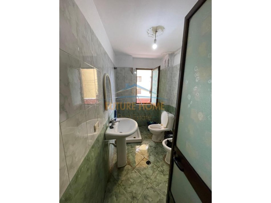 Tirane, jepet me qera apartament 1+1 Kati 3, 85 m² 300 € (Porcelan , pranë zjarrfikëses.)
