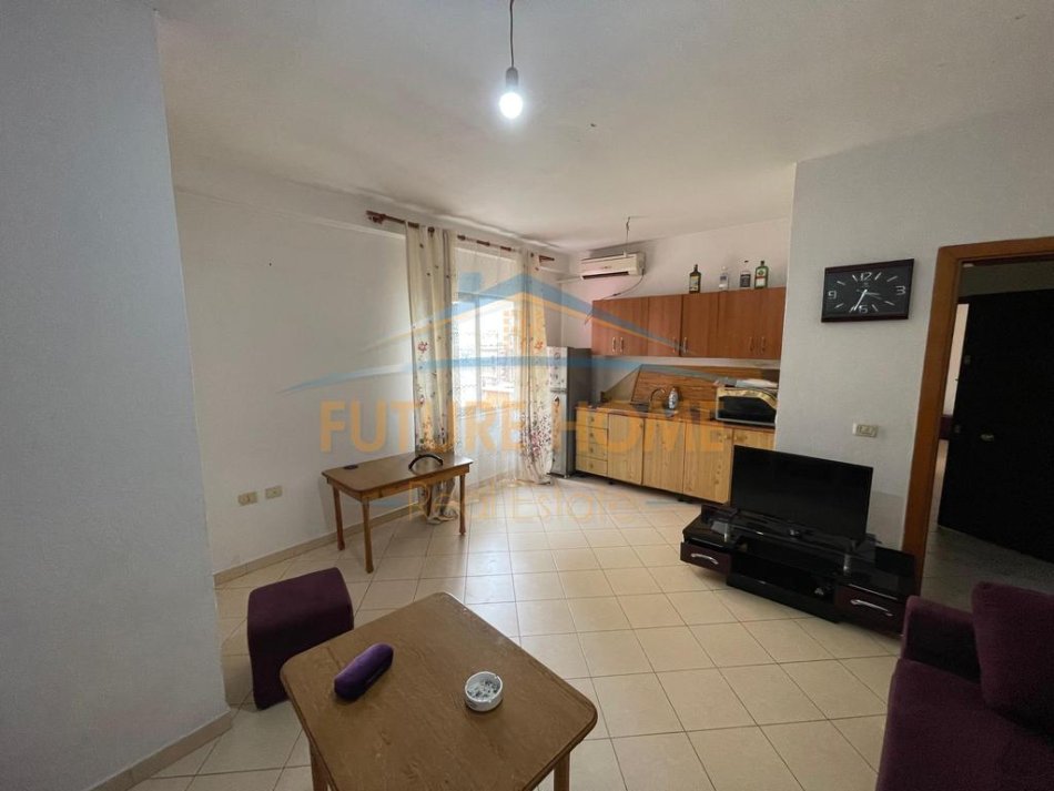 Tirane, jepet me qera apartament 1+1 Kati 3, 85 m² 300 € (Porcelan , pranë zjarrfikëses.)