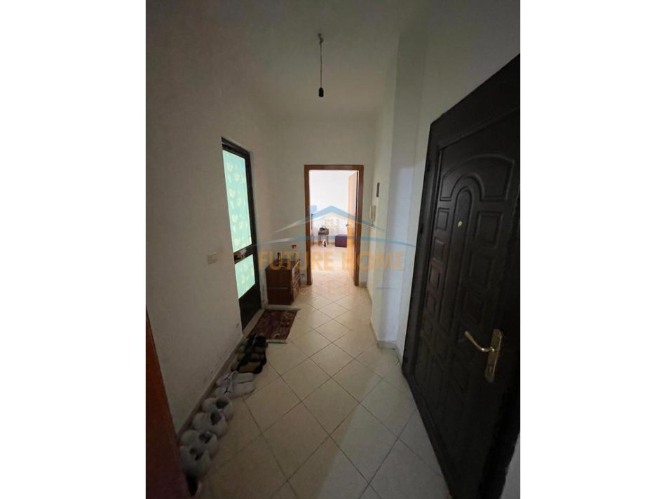 Tirane, jepet me qera apartament 1+1 Kati 3, 85 m² 300 € (Porcelan , pranë zjarrfikëses.)