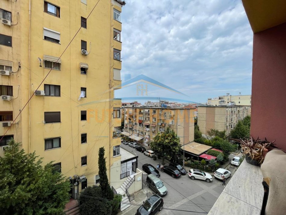 Tirane, jepet me qera apartament 1+1 Kati 3, 85 m² 300 € (Porcelan , pranë zjarrfikëses.)