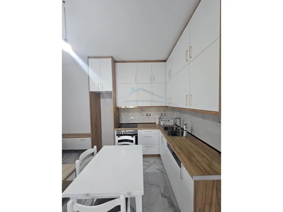 Durres, jepet me qera apartament 2+1+Aneks+Ballkon Kati 0, 300 € (Ish-Keneta)