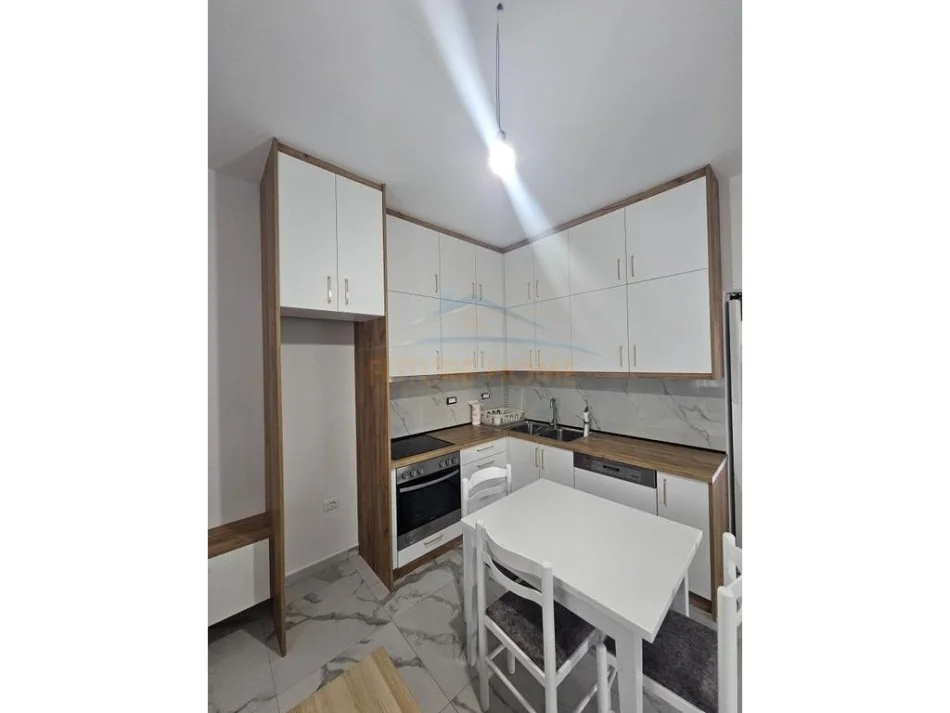 Durres, jepet me qera apartament 2+1+Aneks+Ballkon Kati 0, 300 € (Ish-Keneta)