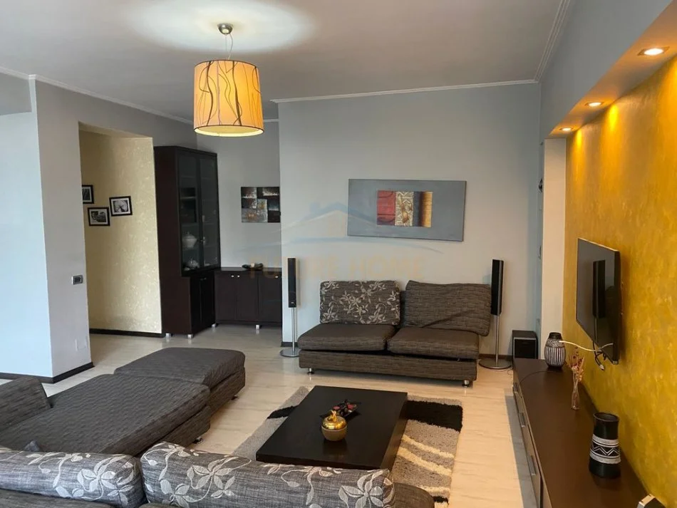 Tirane, jepet me qera apartament 2+1 Kati 2, 110 m² 700 € 