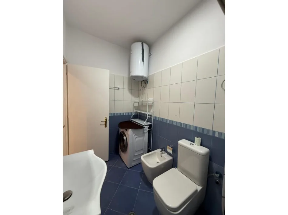 Tirane, jepet me qera apartament 1+1+Ballkon Kati 4, 65 m² 450 € (Kompleksi Molla)