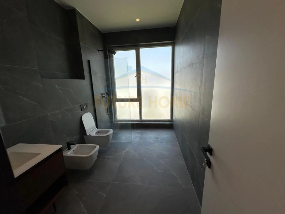 Tirane, jepet me qera Vile 3+1 Kati 1, 380 m² 4.000 € 