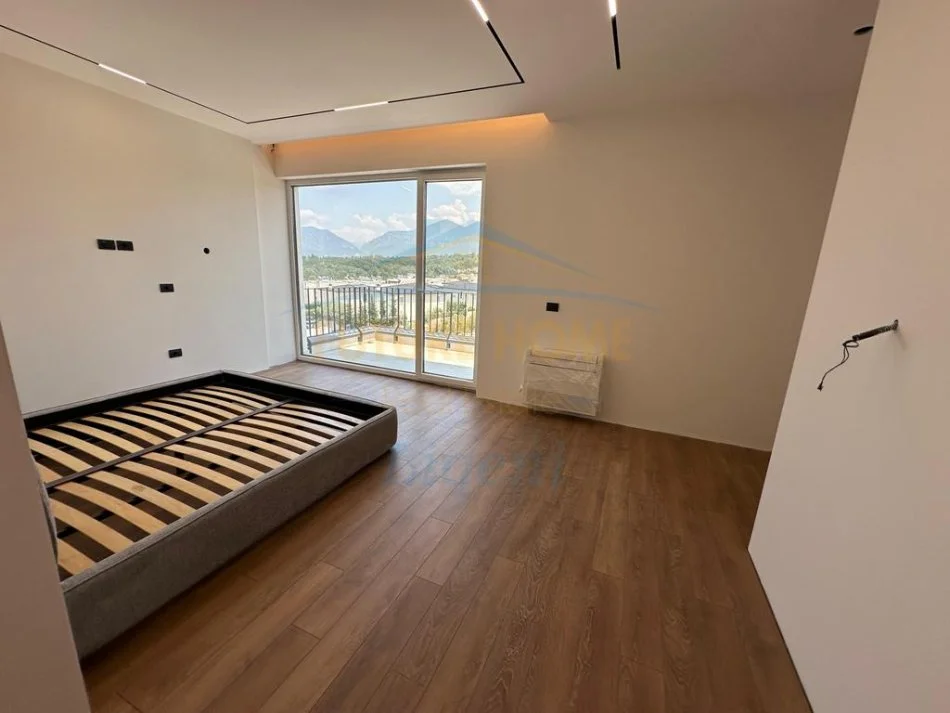 Tirane, jepet me qera Vile 3+1 Kati 1, 380 m² 4.000 € 