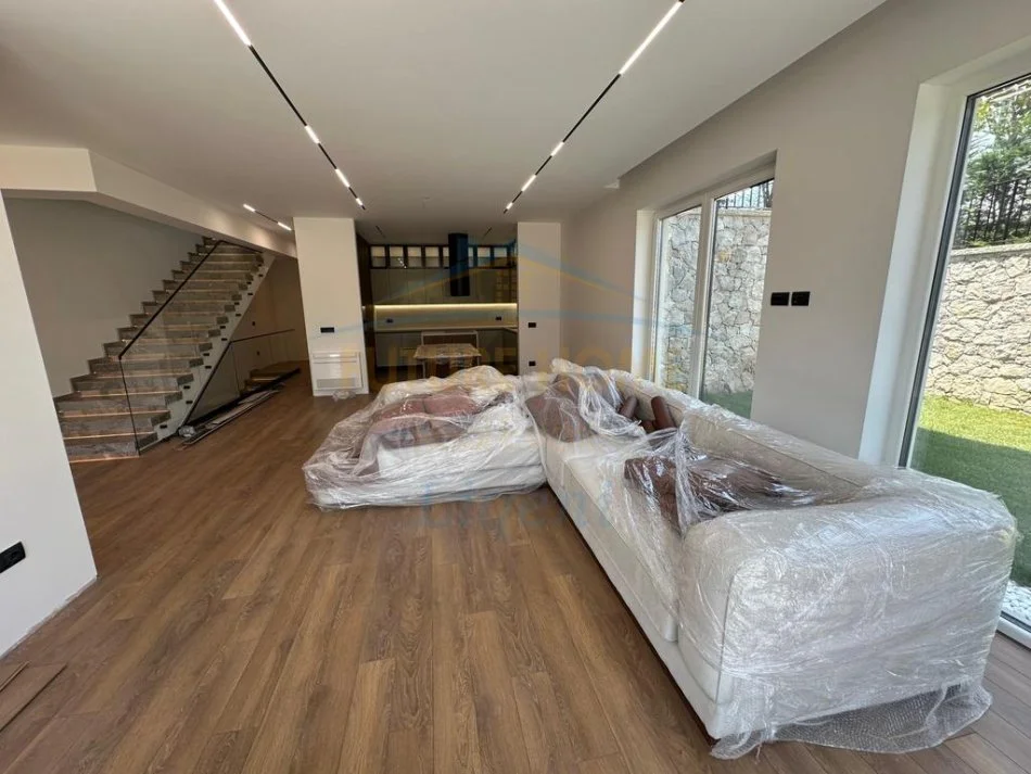 Tirane, jepet me qera Vile 3+1 Kati 1, 380 m² 4.000 € 