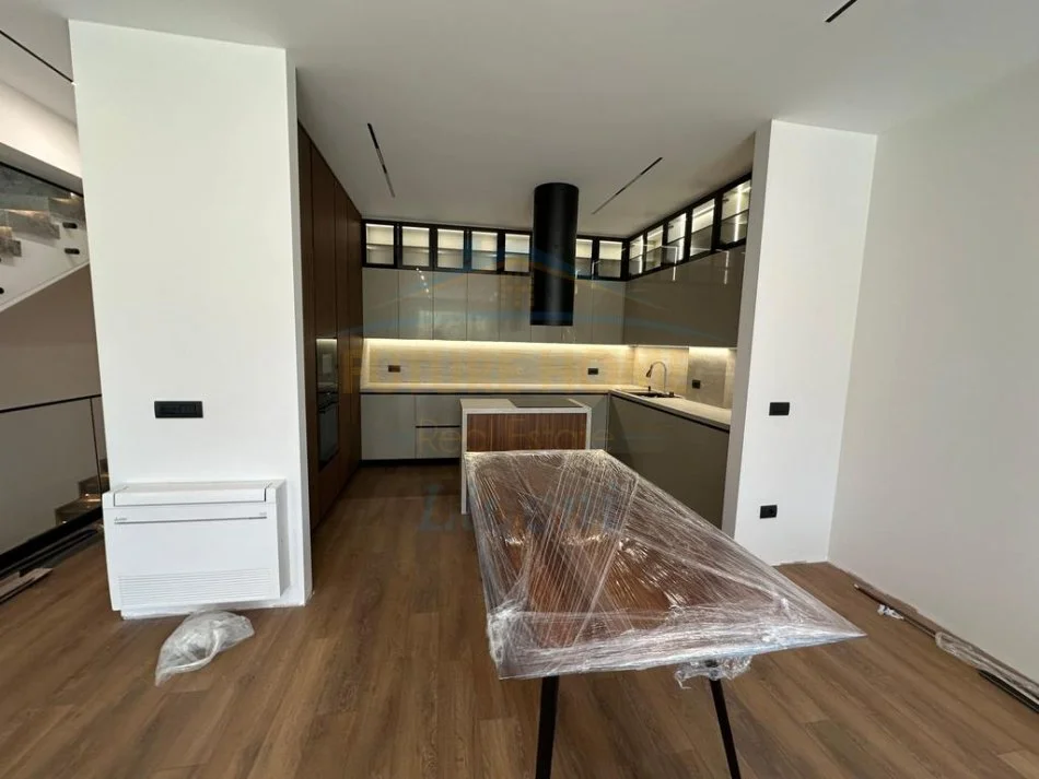 Tirane, jepet me qera Vile 3+1 Kati 1, 380 m² 4.000 € 