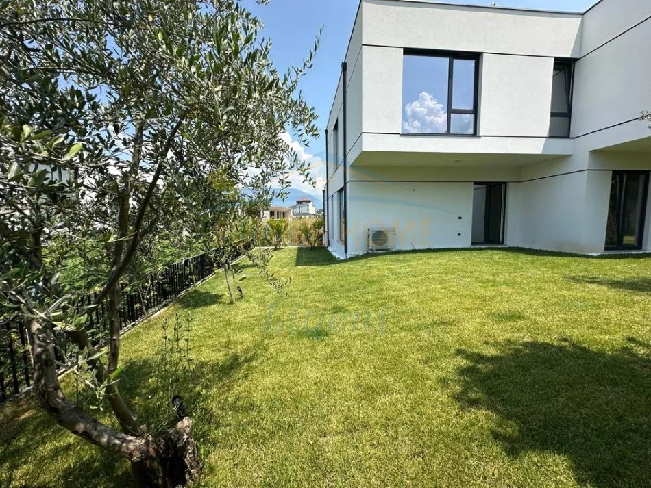 Tirane, jepet me qera Vile 3+1 Kati 1, 380 m² 4.000 € 