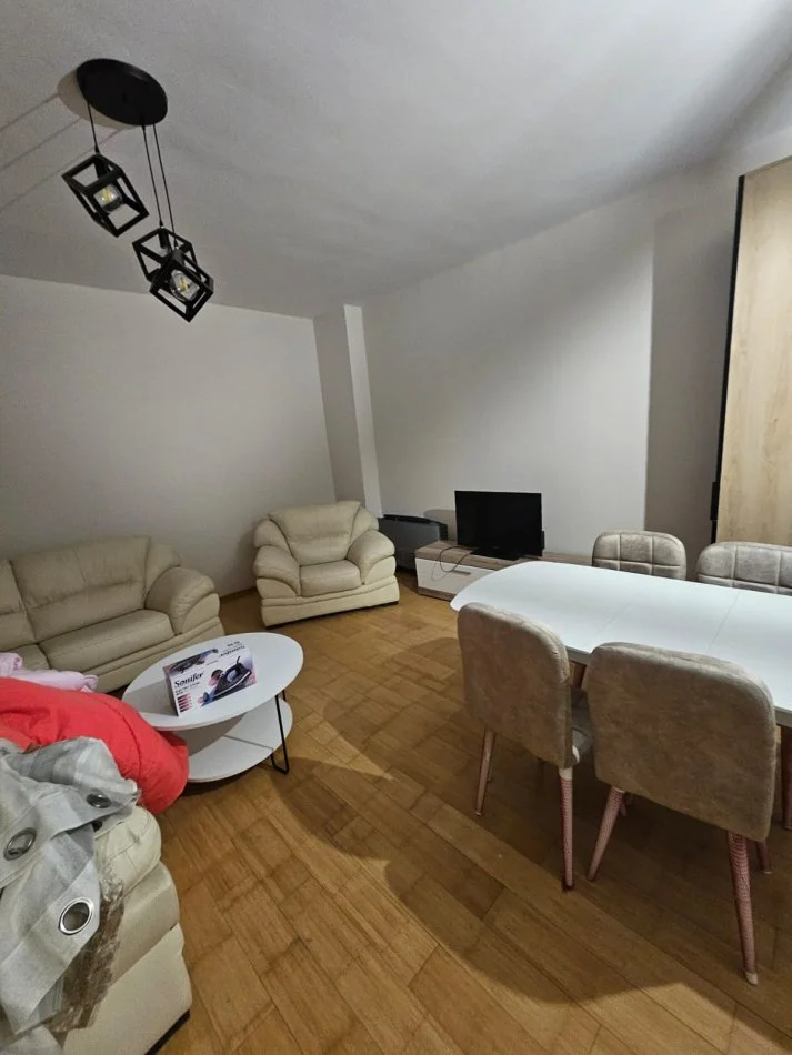 Tirane, jepet me qera apartament 3+1+Ballkon Kati 1, 130 m² 750 € 