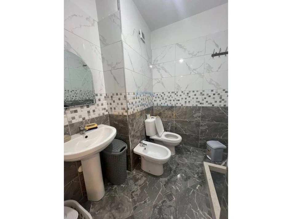 Tirane, jepet me qera apartament 2+1 Kati 5, 115 m² 600 € 