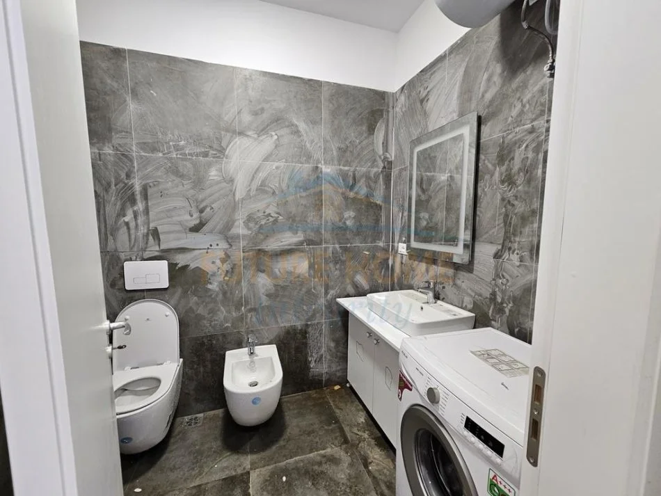 Tirane, jepet me qera apartament 2+1+Ballkon Kati 2, 94 m² 700 € (Bulevardi i Ri)