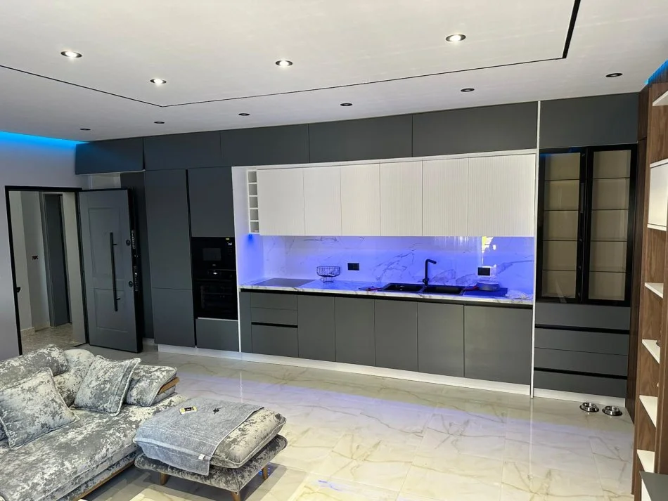 Tirane, jepet me qera apartament 1+1 Kati 3, 80 m² 700 € (Liqeni Farkes)