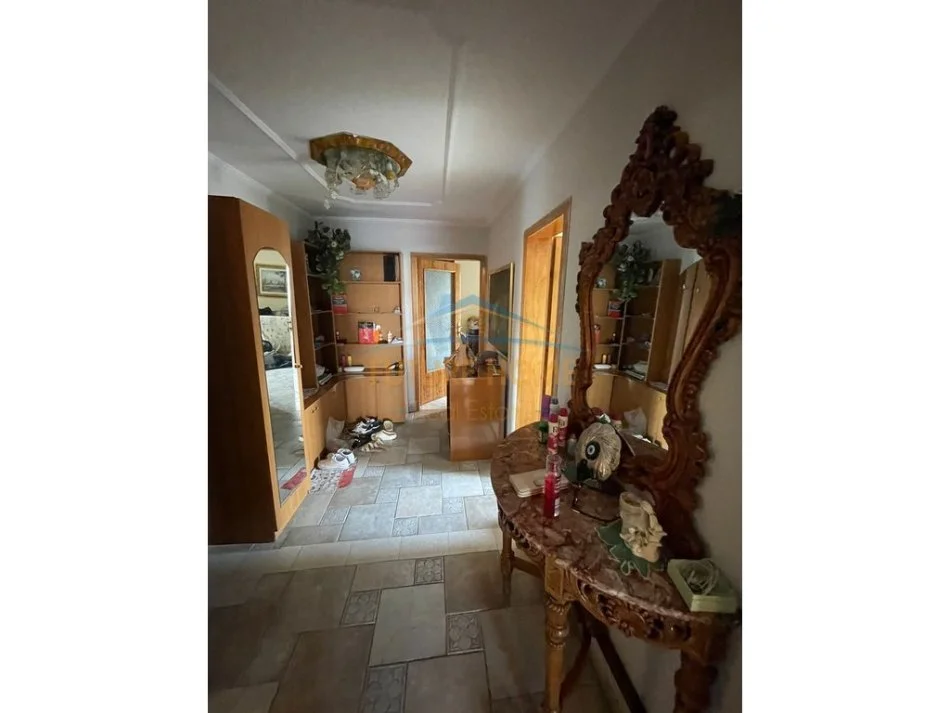 Tirane, shitet apartament 3+1 Kati 5, 160.000 € 