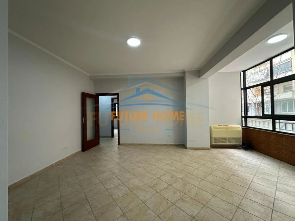 Tirane, shitet apartament 3+1 Kati 1, 145 m² 295.000 € (Komuna e Parisit)