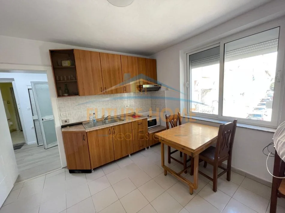 Tirane, jepet me qera apartament 2+1 Kati 1, 65 m² 650 € 