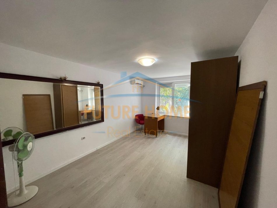 Tirane, jepet me qera zyre Kati 2, 65 m² 750 € (Tek kryqëzimi Vasil Shanto.)