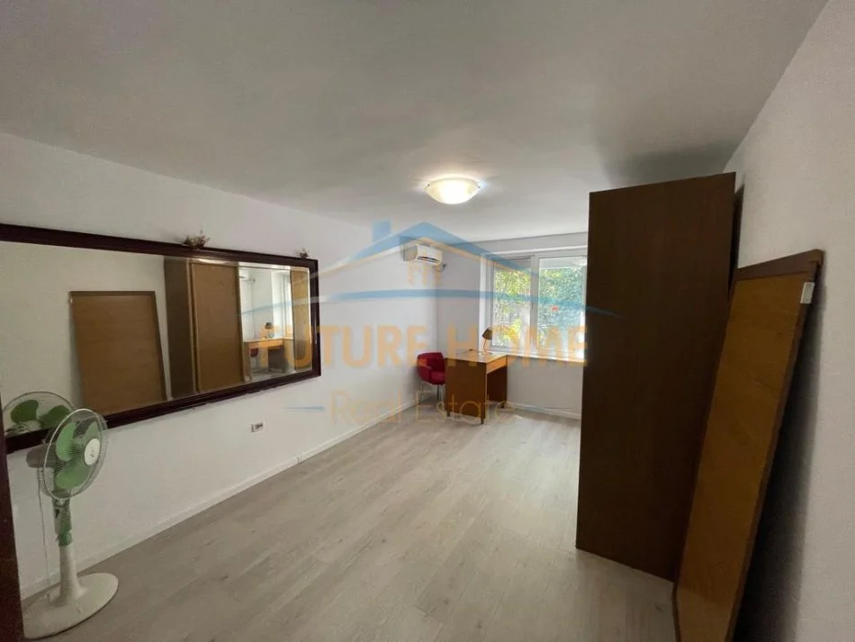 Tirane, jepet me qera apartament 2+1 Kati 1, 65 m² 650 € 
