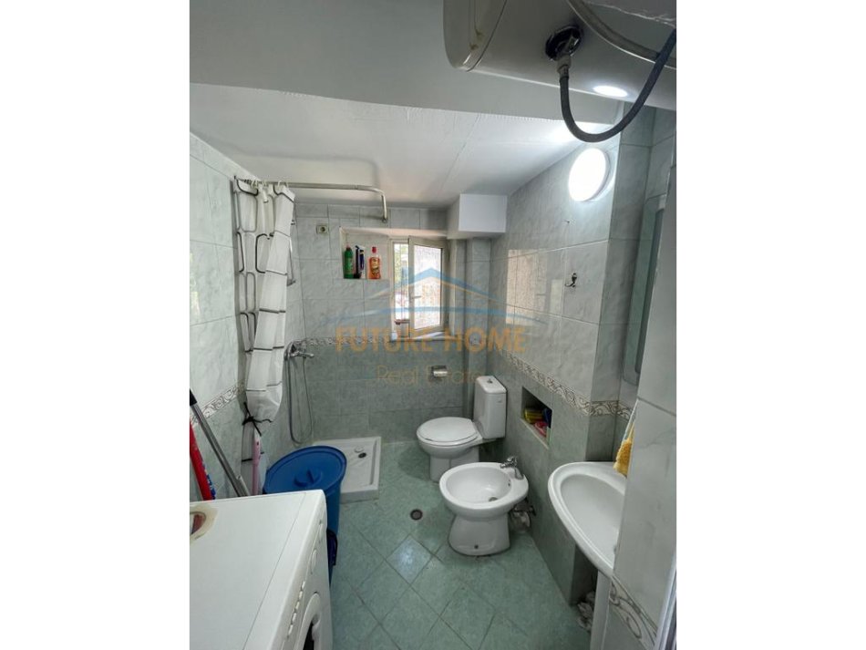 Tirane, jepet me qera zyre Kati 2, 65 m² 750 € (Tek kryqëzimi Vasil Shanto.)