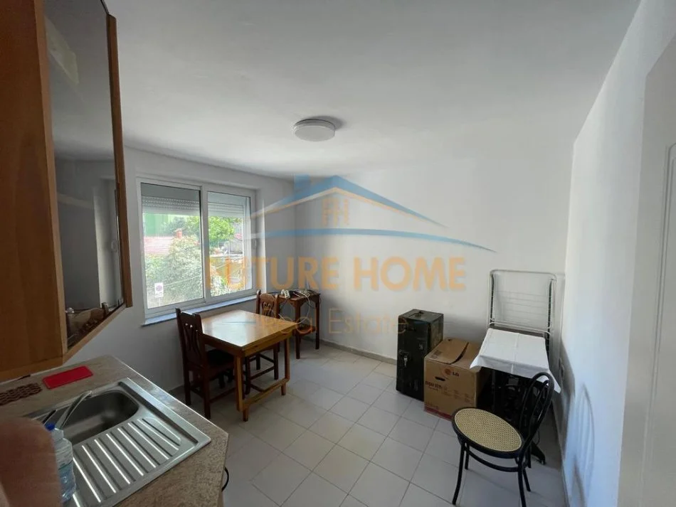 Tirane, jepet me qera apartament 2+1 Kati 1, 65 m² 650 € 