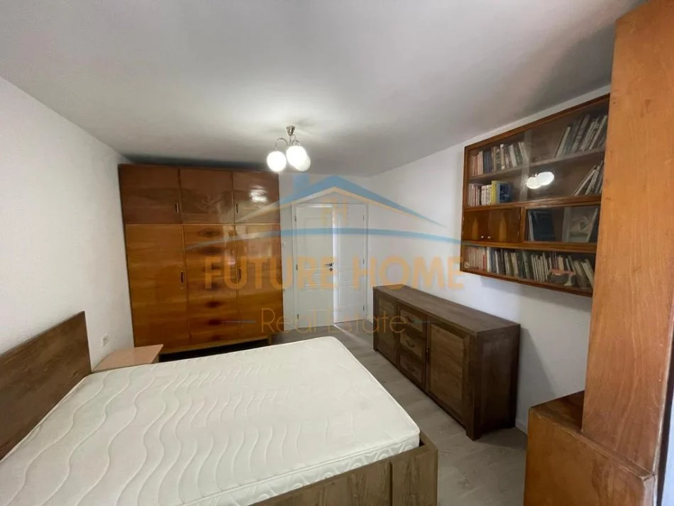 Tirane, jepet me qera apartament 2+1 Kati 1, 65 m² 650 € 