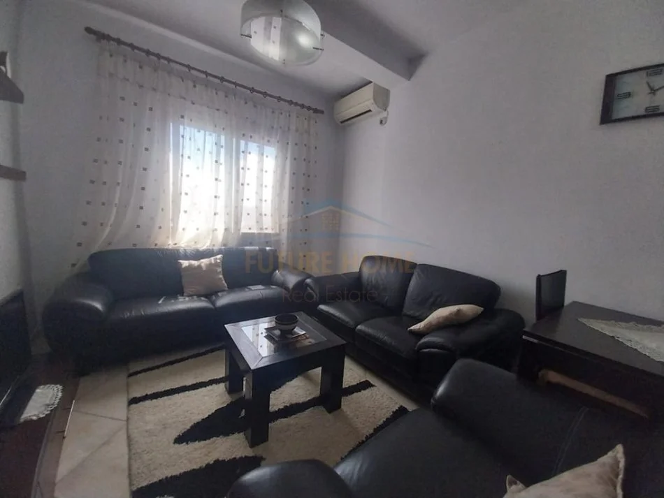 Tirane, jepet me qera apartament 2+1+Ballkon Kati 6, 87 m² 500 € 