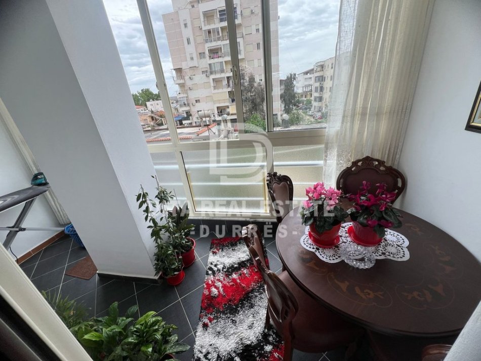 Durres, shitet apartament 2+1+Ballkon Kati 3, 175.000 € (PAVARESIA)