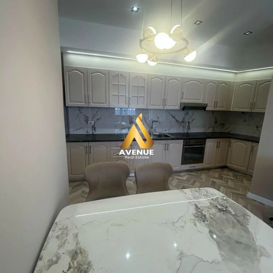 SHITET APARTAMENT LUKSOZ 2+1+2 – PRANË Sheshi Skënderbej, NË Tiranë