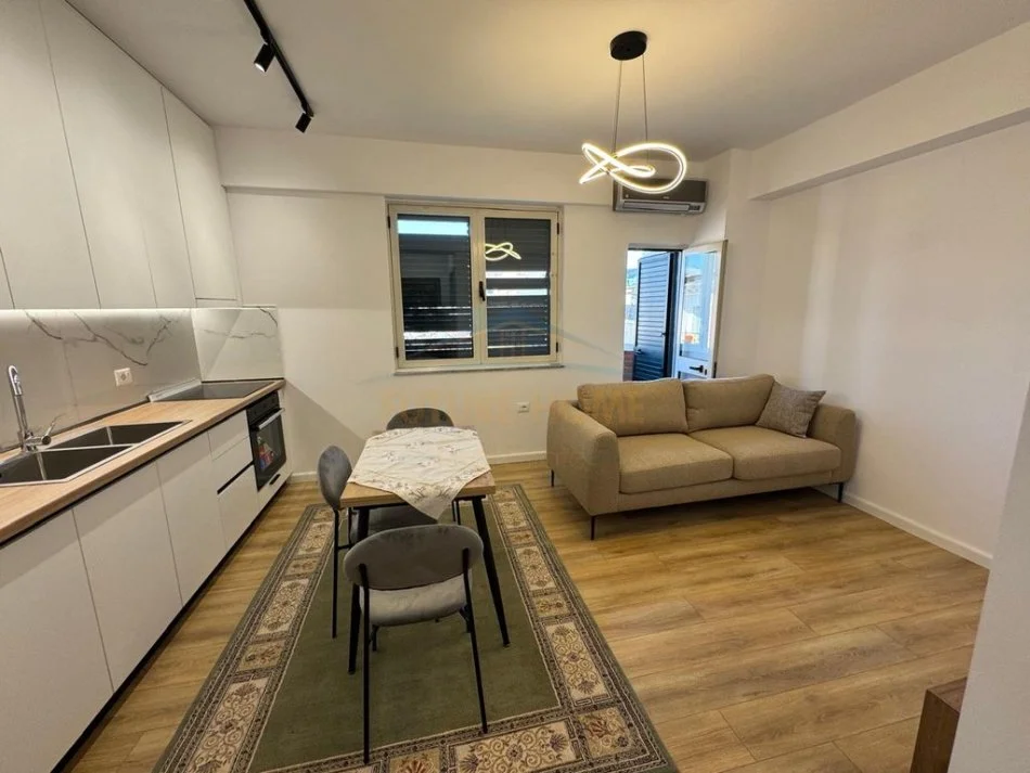 Tirane, jepet me qera apartament 1+1+Ballkon Kati 4, 55 m² 600 € (Myslym Shyri)