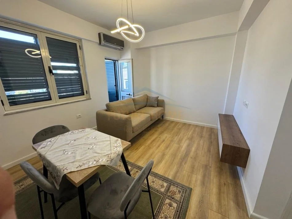 Tirane, jepet me qera apartament 1+1+Ballkon Kati 4, 55 m² 600 € (Myslym Shyri)