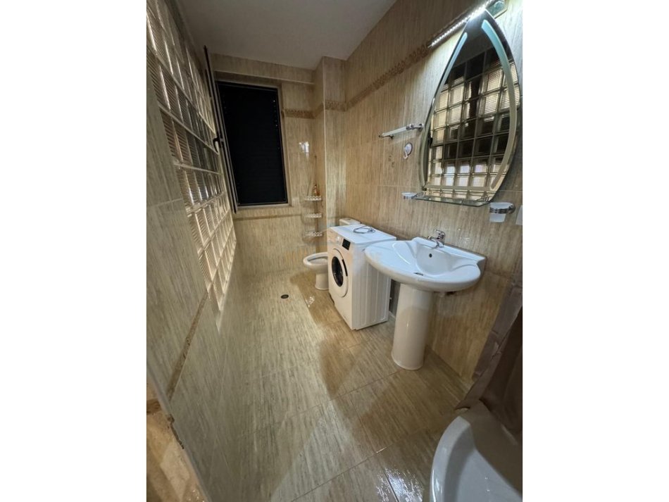 Tirane, jepet me qera apartament 1+1 Kati 4, 55 m² 600 € (Rruga Muhamet Gjollesha)